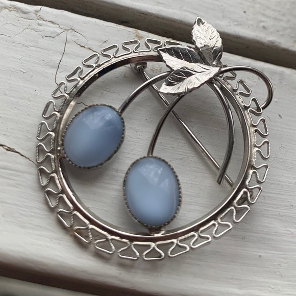 Vintage 1950's Sterling Silver Metal Brooch With Pale Blue Moonglow Cabochons - Picture 3 of 6